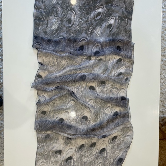 Beautiful Gray Ombré Shear Peacock Feather Oblong Acrylic Scarf BNWOT - Picture 4 of 11